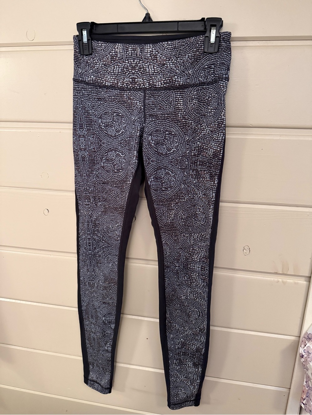 lululemon athletica Black and Gray Printed High-Rise Leggings. Inseam 28”